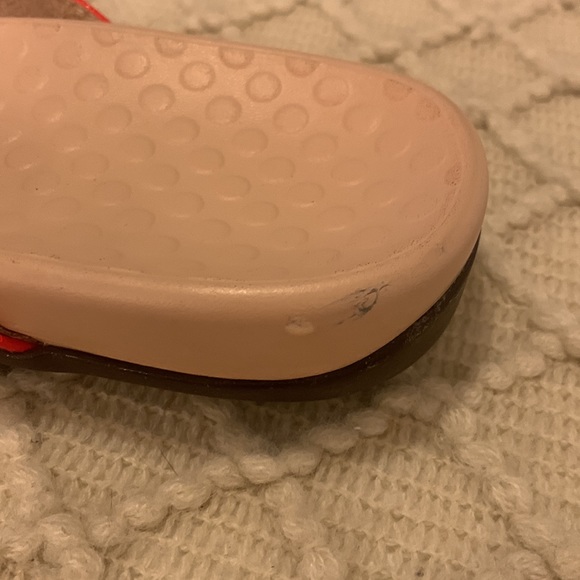 CUTE red sandals with good accent button! - Picture 5 of 5